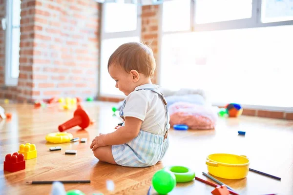 愛らしい幼児は幼稚園でたくさんのおもちゃを遊んでいます — ストック写真