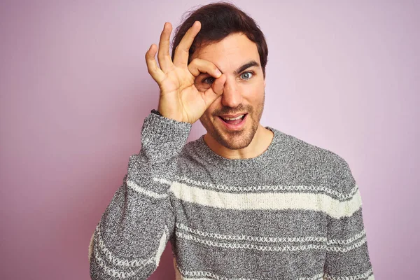 Jonge Knappe Man Draagt Casual Gestreepte Trui Staan Geïsoleerde Roze — Stockfoto