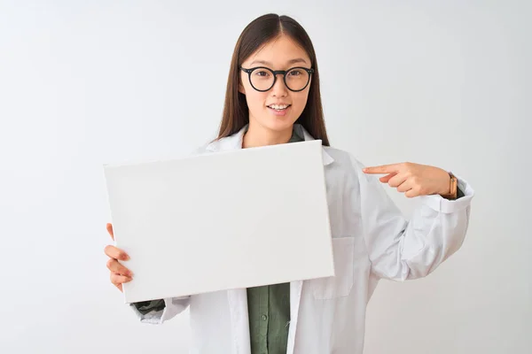 Giovane Donna Dooctor Cinese Indossa Occhiali Tenendo Banner Sfondo Bianco — Foto Stock