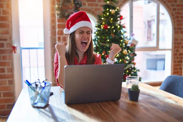 Schöne Frau Sitzt Tisch Und Arbeitet Mit Laptop Mit Weihnachtsmann — Stockfoto