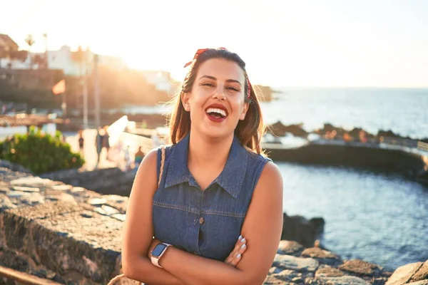 Mooie Jonge Vrouw Wandelen Strand Promenade Genieten Van Uitzicht Oceaan — Stockfoto