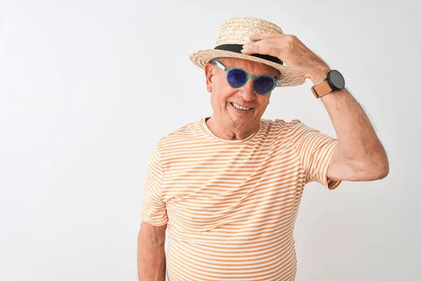 Starší Muž Pruhovanými Brýlemi Letním Kloboukem Izolovaném Bílém Pozadí Rukou — Stock fotografie