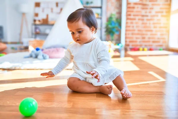 Anaokulunda Renkli Oyuncaklar Arasında Mutlu Güzel Bir Bebek — Stok fotoğraf