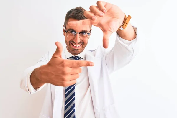 Genç Yakışıklı Terapist Izole Edilmiş Arka Planda Gülümseyen Elleri Parmakları — Stok fotoğraf