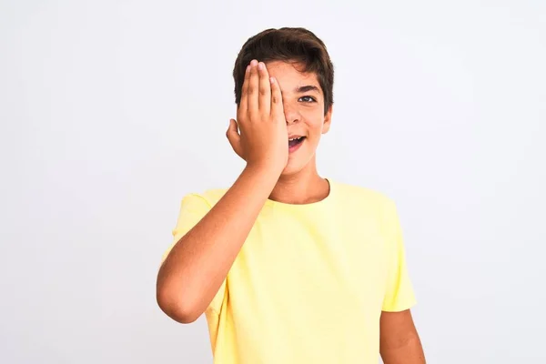 Bonito Adolescente Menino Sobre Fundo Isolado Branco Cobrindo Olho Com — Fotografia de Stock