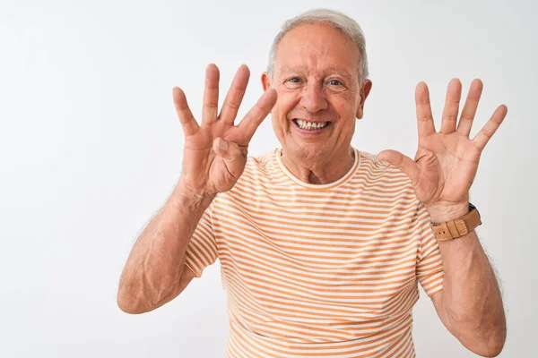 Senior Grijs Harige Man Draagt Gestreept Shirt Staan Geïsoleerde Witte — Stockfoto