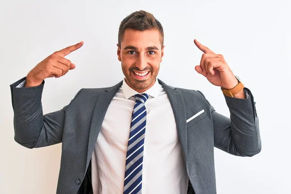 Joven Hombre Negocios Guapo Usando Traje Corbata Sobre Fondo Aislado — Foto de Stock