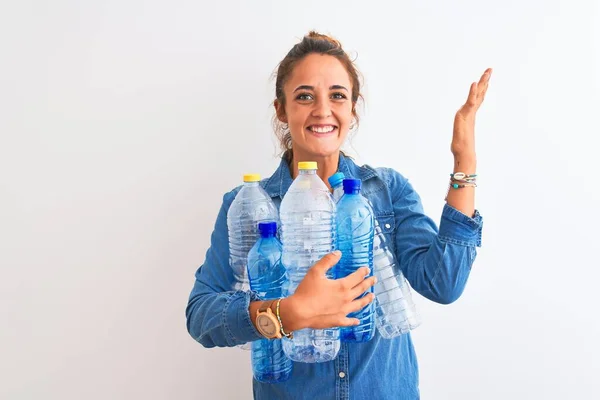 Junge Rothaarige Frau Hält Plastikflasche Zum Recyceln Über Isoliertem Hintergrund — Stockfoto