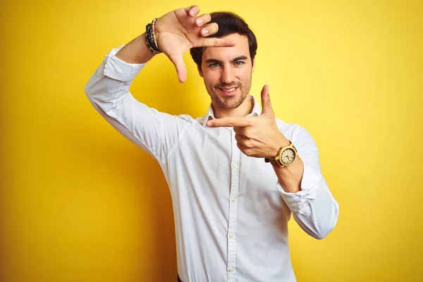 年轻英俊的商人穿着雅致的衬衫 站在孤立的黄色背景上 面带微笑 手指手画脚 面带笑容 创意和摄影概念 — 图库照片