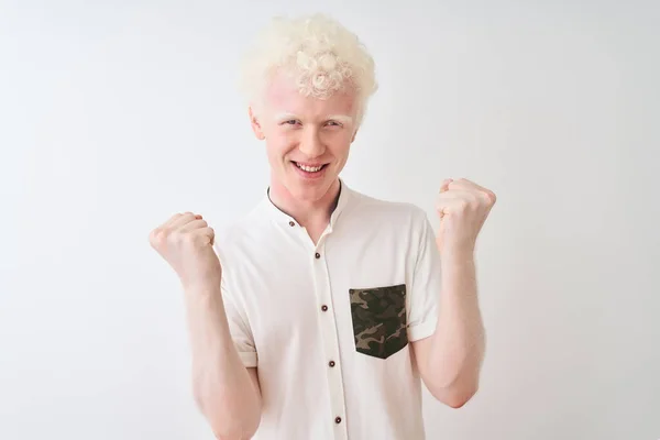 Joven Hombre Rubio Albino Con Camisa Casual Pie Sobre Fondo —  Fotos de Stock