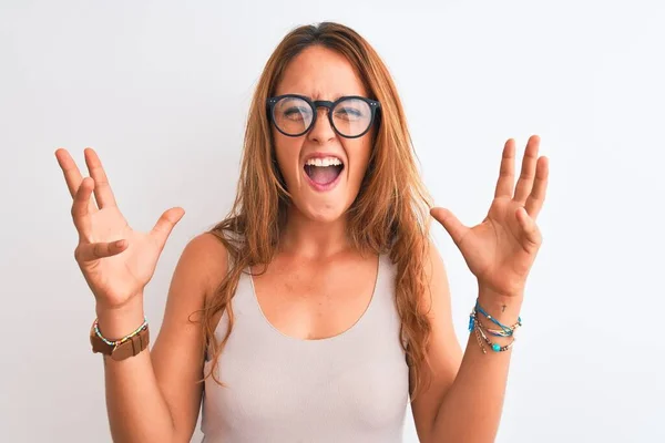 Mujer Pelirroja Joven Con Gafas Pie Sobre Fondo Blanco Aislado —  Fotos de Stock