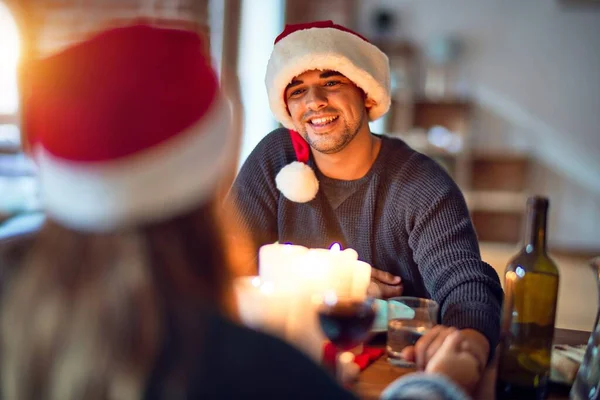Молодая Красивая Пара Улыбается Счастливой Уверенной Еду Шляпе Санта Клауса — стоковое фото