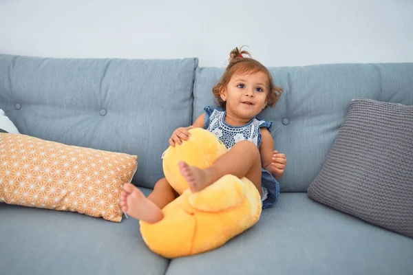 Sevimli Bebek Mutlu Gülümsüyor Evdeki Kanepede Oturup Ördek Bebeğiyle Oynamak — Stok fotoğraf