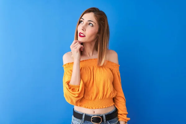 Mujer Pelirroja Hermosa Vistiendo Naranja Camiseta Casual Pie Sobre Fondo —  Fotos de Stock