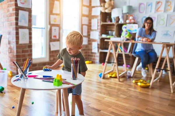 Young Caucasian Child Playing Playschool Teacher Young Woman Sitting Desk — Stock Photo, Image