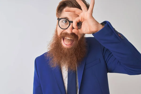 Jovem Empresário Irlandês Ruivo Vestindo Terno Óculos Sobre Fundo Branco — Fotografia de Stock