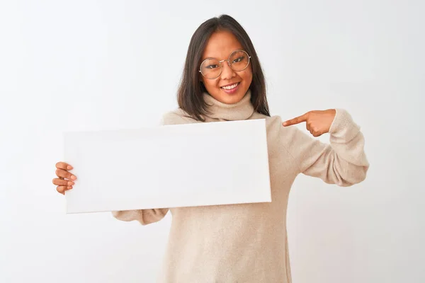 Jong Mooi Chinees Vrouw Dragen Bril Houden Spandoek Geïsoleerde Wit — Stockfoto