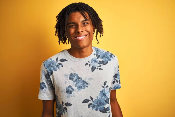 Homem Afro Com Dreadlocks Vestindo Camiseta Floral Verão Sobre Fundo — Fotografia de Stock