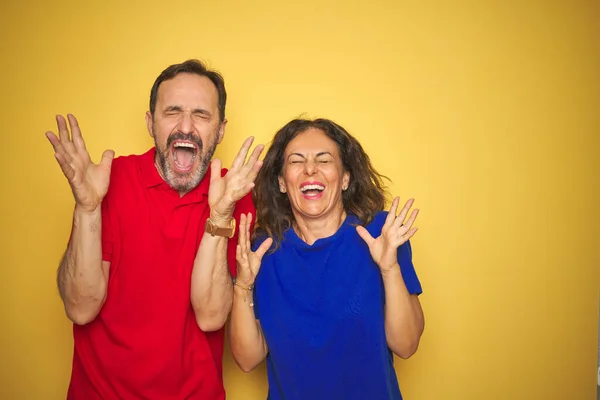 Vackra Medelålders Par Tillsammans Står Över Isolerad Gul Bakgrund Firar — Stockfoto