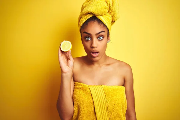 Mujer Afro Usando Toalla Después Ducha Sosteniendo Rodaja Limón Sobre —  Fotos de Stock