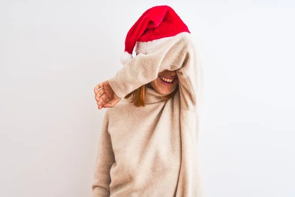 Красивая Рыжая Женщина Рождественской Шляпе Изолированном Заднем Плане Закрытыми Глазами — стоковое фото