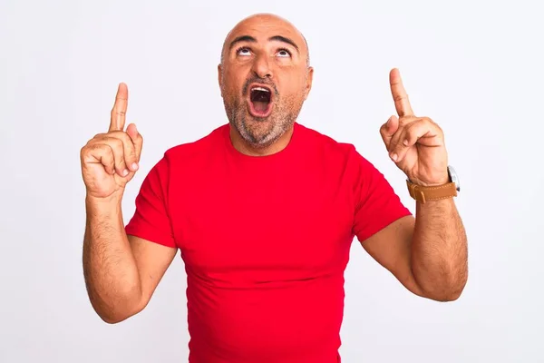 Hombre Guapo Mediana Edad Vistiendo Una Camiseta Casual Roja Pie —  Fotos de Stock