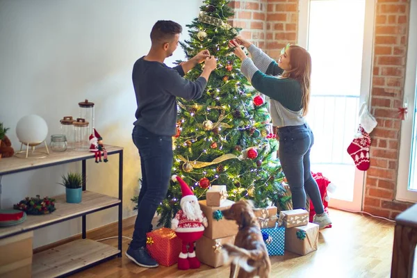 Jovem Casal Bonito Sorrindo Feliz Confiante Decorando Árvore Natal Casa — Fotografia de Stock