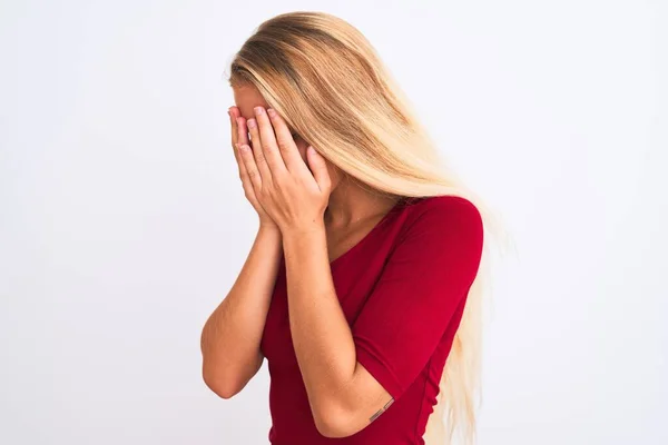 Giovane Bella Donna Che Indossa Shirt Rossa Piedi Sfondo Bianco — Foto Stock