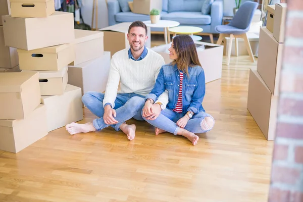 Junges Schönes Paar Neuen Zuhause Rund Kartons — Stockfoto