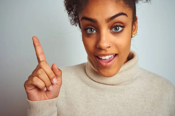 Afrikansk Amerikansk Kvinna Bär Vinter Polotröja Tröja Över Isolerad Vit — Stockfoto