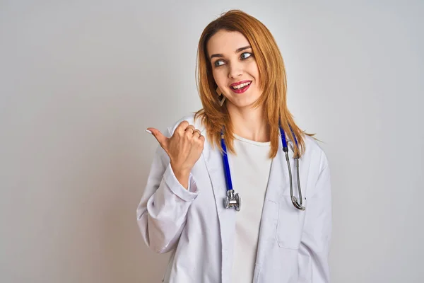 Pelirroja Caucásica Médico Mujer Usando Estetoscopio Sobre Fondo Aislado Sonriendo —  Fotos de Stock