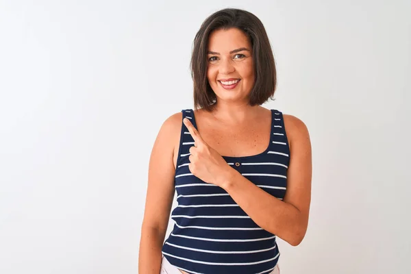 Jonge Mooie Vrouw Draagt Blauw Gestreepte Shirt Staan Geïsoleerde Witte — Stockfoto