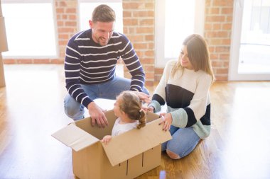 Güzel famiily, yeni evde karton fanny kutusu sürme ailesi ile oynayan çocuk