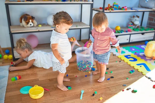 Urocze Maluchy Bawiące Się Przedszkolu Wieloma Zabawkami — Zdjęcie stockowe