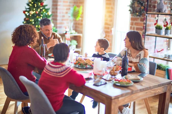 Belle Famille Souriante Heureuse Confiante Manger Dinde Rôtie Célébrant Noël — Photo