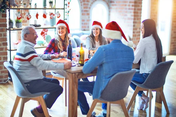 Indah Keluarga Mengenakan Topi Santa Claus Pertemuan Tersenyum Bahagia Dan — Stok Foto