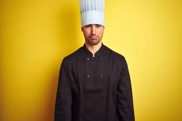 제복을 모자를 요리사가 우울해 하면서 두려워하며 괴로워하고 있었다 — 스톡 사진