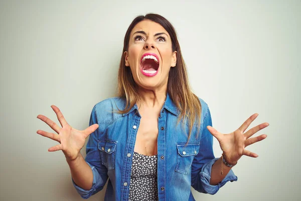 Jeune Belle Femme Debout Sur Fond Isolé Fou Fou Crier — Photo