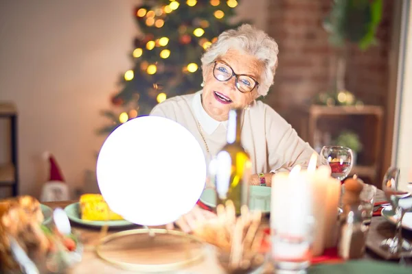 Очаровательная Пожилая Женщина Улыбается Счастливой Уверенной Сидя Готовый Отпраздновать Рождество — стоковое фото