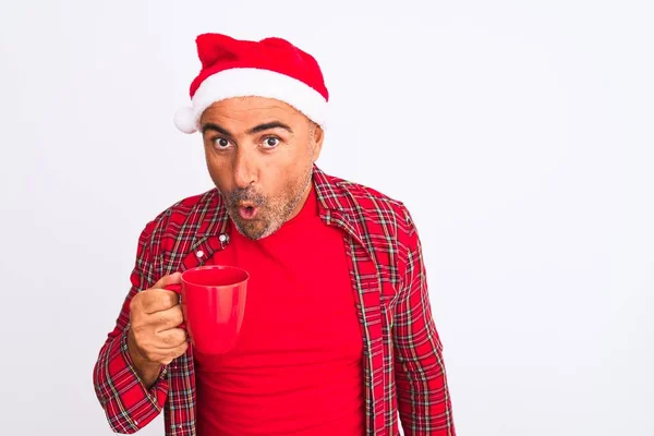 Hombre Mediana Edad Con Sombrero Santa Navidad Bebiendo Café Sobre — Foto de Stock