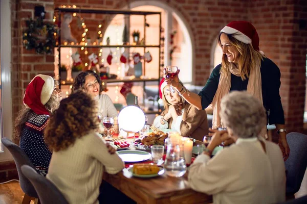 Gyönyörű Női Csoport Mosolyogva Boldog Magabiztos Amelyiken Otthon Ünneplik Karácsonyt — Stock Fotó