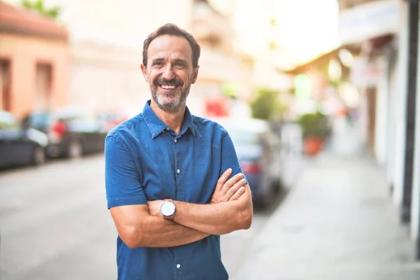 Homem Bonito Meia Idade Rua Sorrindo — Fotografia de Stock