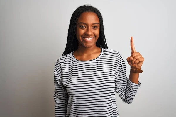 Νεαρή Αφροαμερικανή Γυναίκα Που Φοράει Ριγέ Shirt Στέκεται Πάνω Από — Φωτογραφία Αρχείου