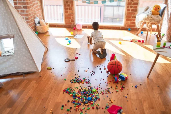 Schöne Afrikanisch Amerikanische Kleinkind Sitzt Auf Dem Boden Viele Spielzeuge — Stockfoto