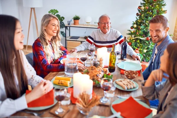 Mooie Familie Bijeenkomst Glimlachend Gelukkig Vol Vertrouwen Geroosterde Kalkoen Eten — Stockfoto