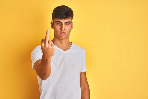 Jovem Indiana Homem Vestindo Branco Shirt Sobre Isolado Amarelo Fundo — Fotografia de Stock