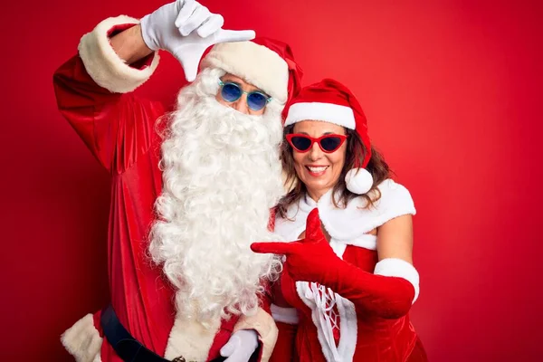 Casal Meia Idade Vestindo Traje Papai Noel Óculos Sol Sobre — Fotografia de Stock