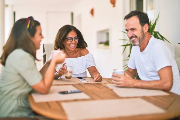 Bella Famiglia Seduta Sulla Terrazza Bere Una Tazza Caffè Parlando — Foto Stock