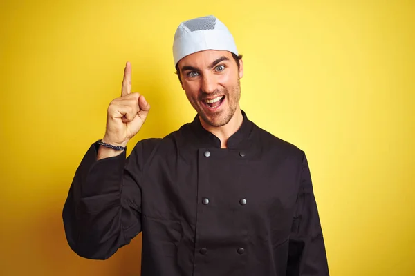노란색 군복을 모자를 요리하는 잘생긴 요리사는 성공적 아이디어를 내놓았다 행복하고 — 스톡 사진
