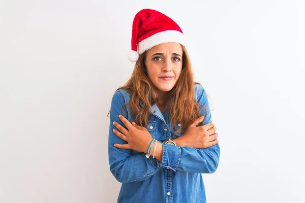 Jeune Belle Femme Rousse Portant Chapeau Noël Sur Fond Isolé — Photo